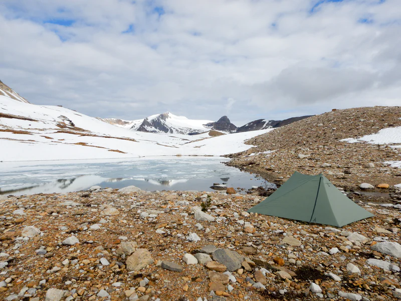 Durston X-Mid 2 – best backpacking tent for ultralight comfort. Durston X-Mid 2 tent pitched beside an alpine lake, one of the best backpacking tents for ultralight comfort.