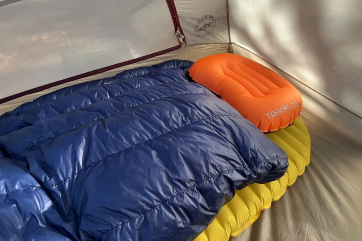trekology-backpacking-pillow-in-tent Inflatable backpacking pillow placed on a sleeping pad inside a tent